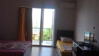 Гостевой дом green yeard hotel Кобулети Четырехместный номер с видом на море-4